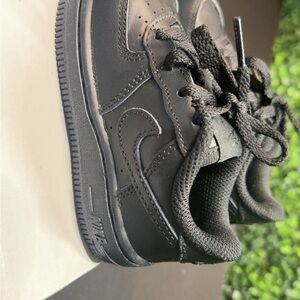 Nike Black Sneakers Sleek Leather Design